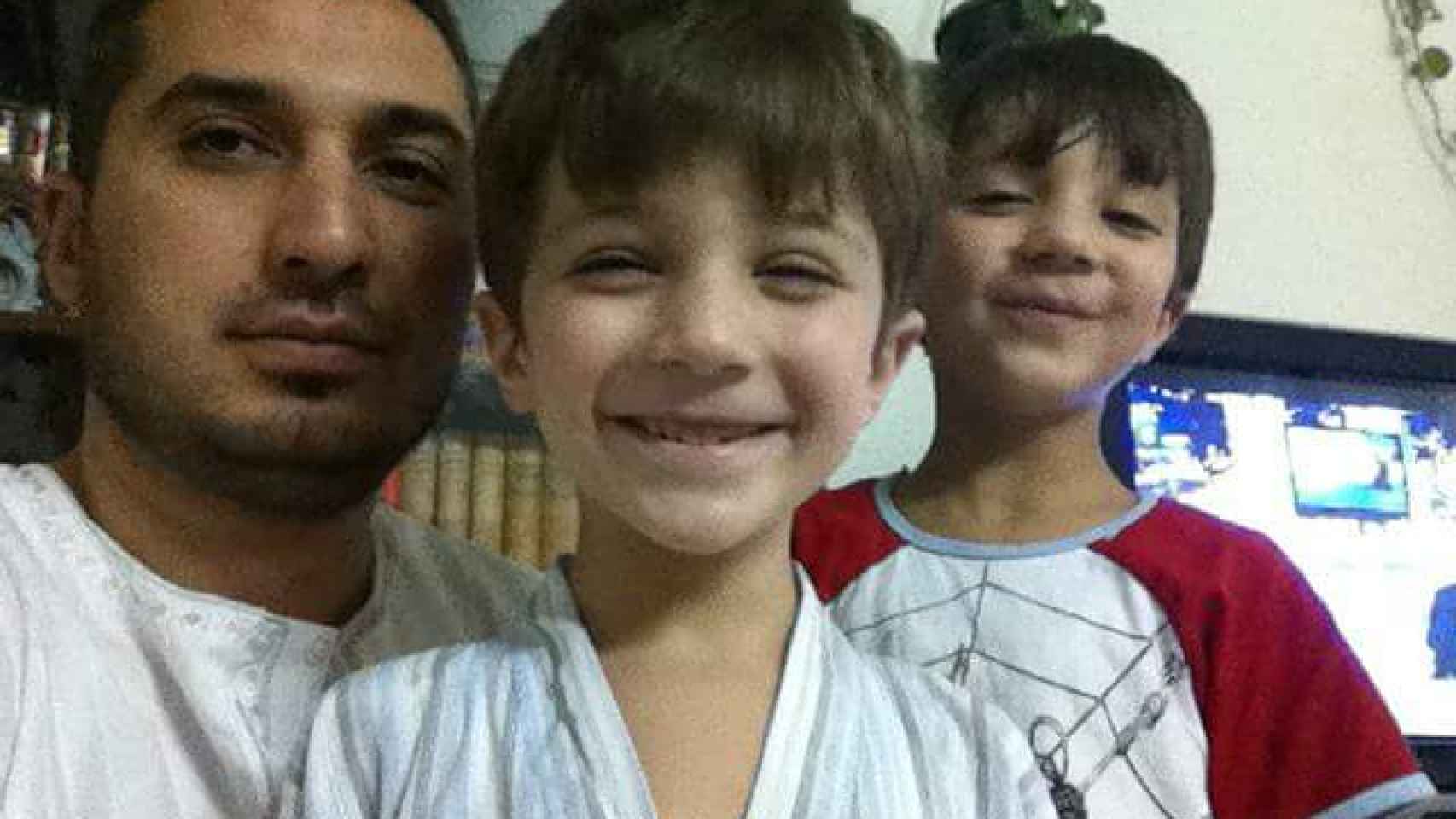 Mohamed Isam Zaglul con sus dos hijos.