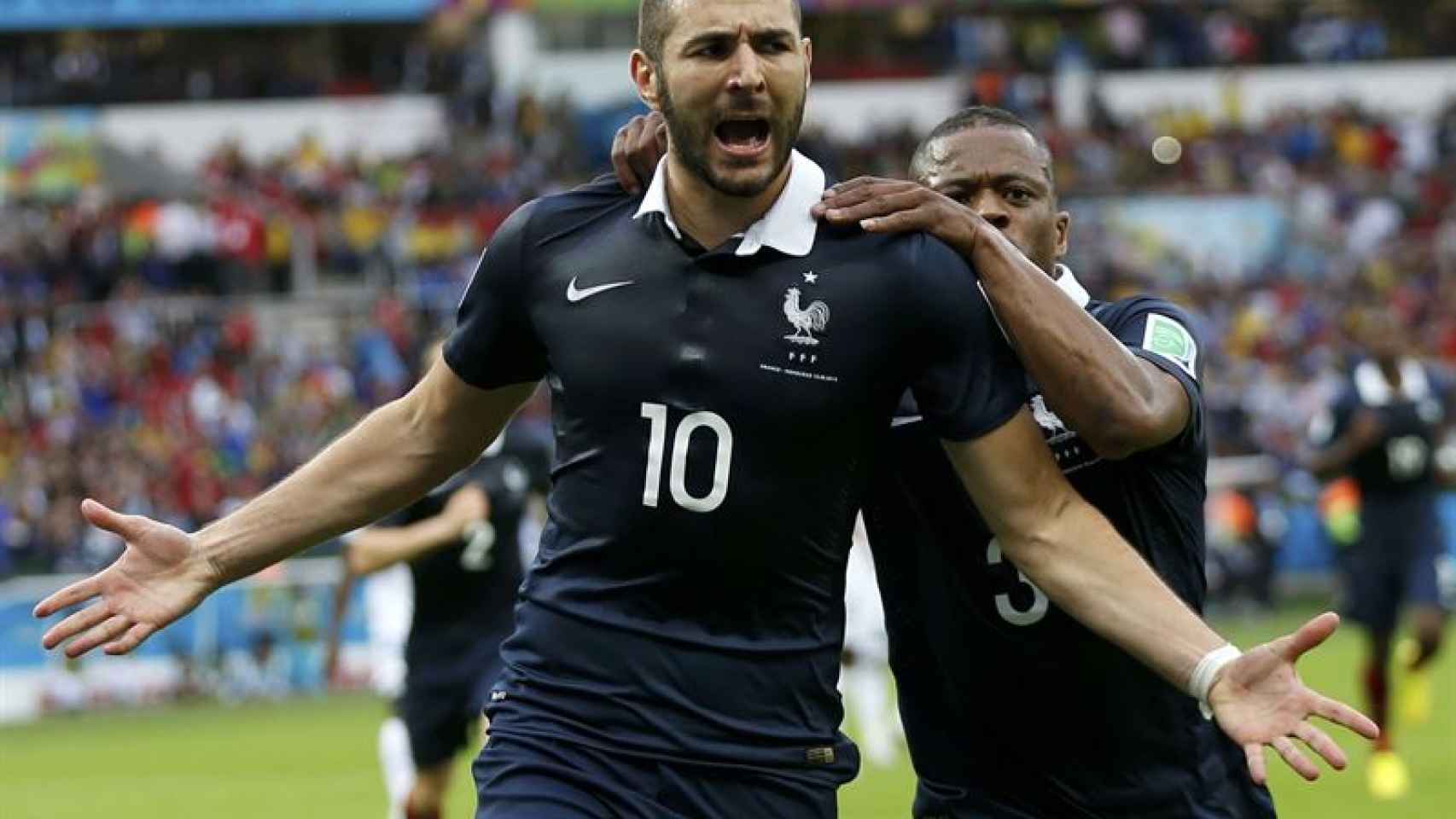 Benzema celebra un gol con Francia.