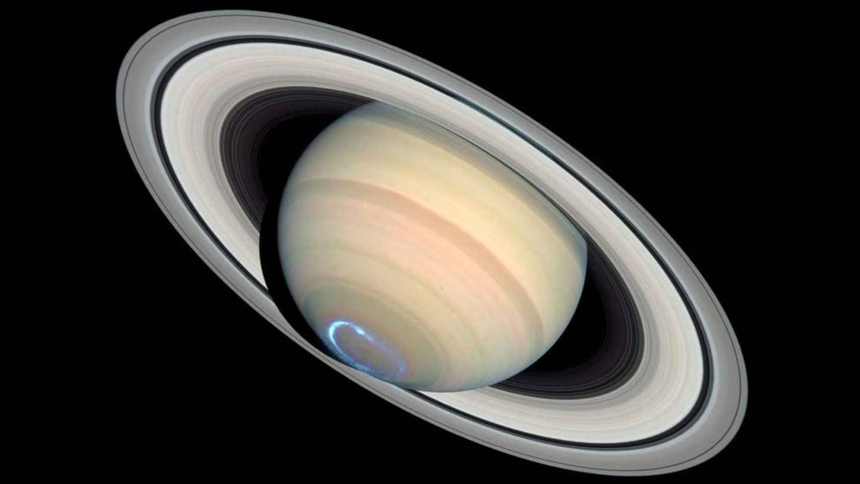Una aurora en el polo sur de Saturno, captada por el Hubble.