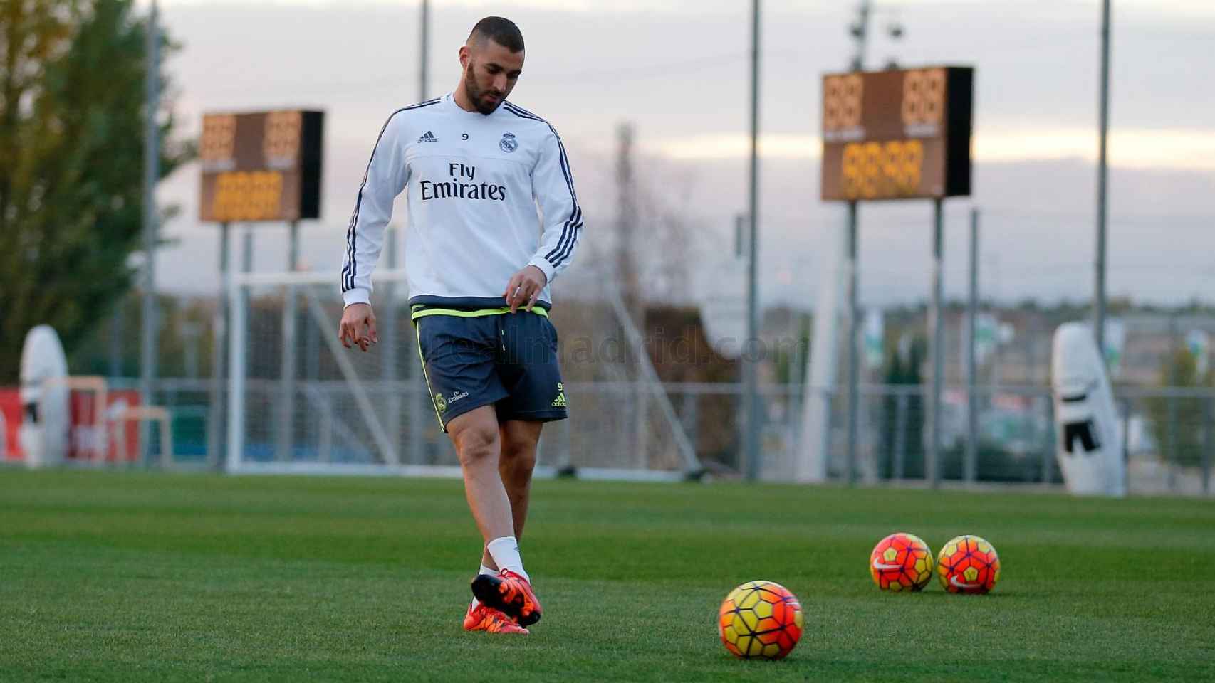 Karim Benzema entrenándose el jueves en Valdebebas.
