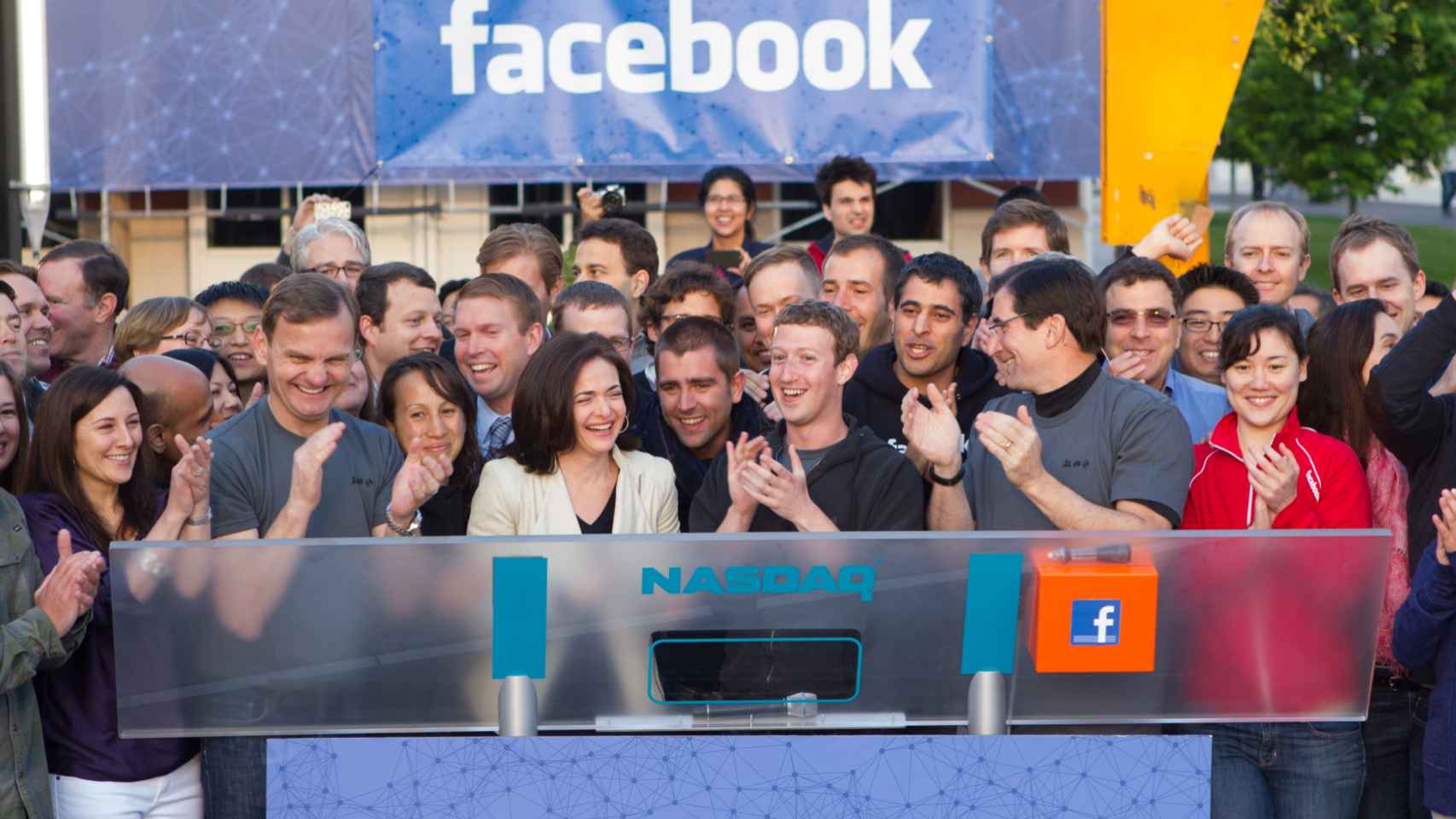Zuckerberg y Sandberg en el día del estreno bursátil.