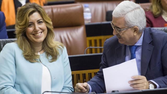 La presidenta de la Junta de Andalucía y el vicepresidente durante el debate presupuestario.