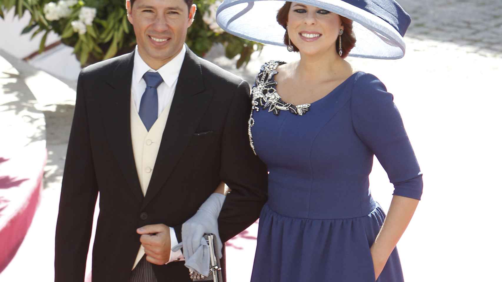Pastora Soler con su marido de azul azafata