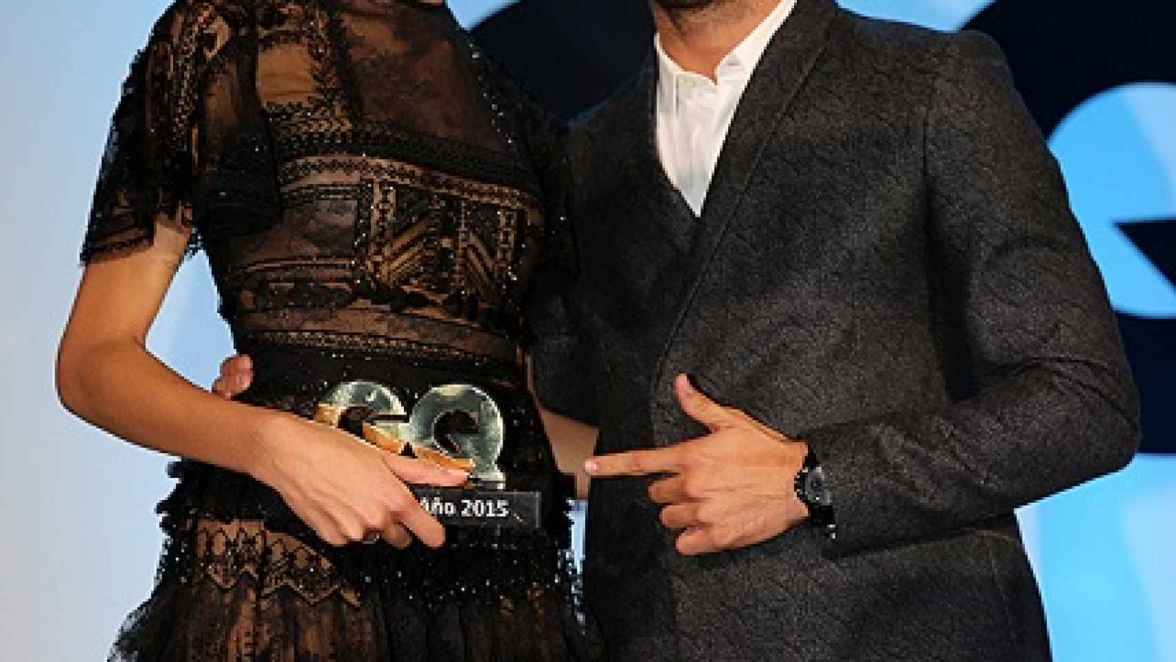 Maxi Iglesias le entregó el premio a la modelo Dalianah Arekion