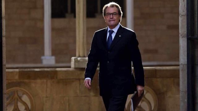 Artur Mas se rodea de su guardia soberanista.