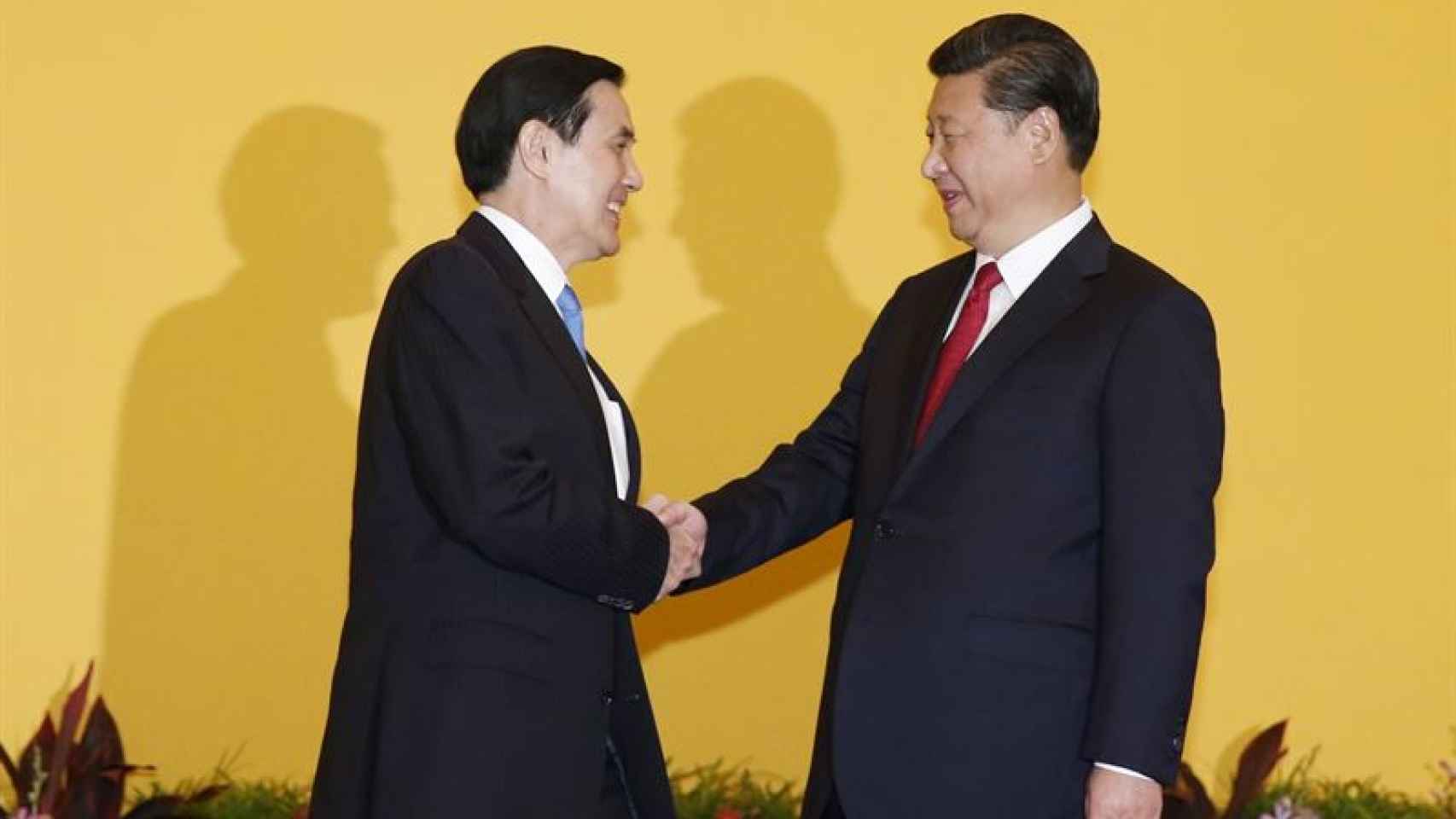 Histórico apretón de manos entre los presidentes de China y Taiwán