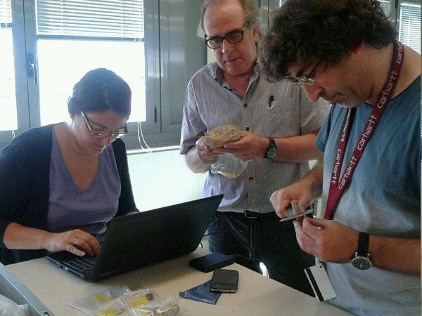 El catedrático de la UAB, Miquel Molist, junto a Anna Gómez (UAB) y Emili Revilla.