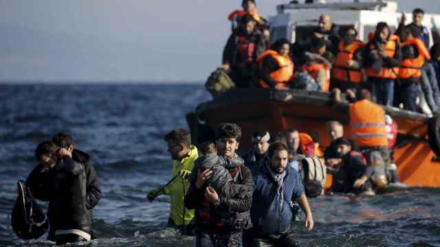 Un grupo de refugiados llega en una embarcación a la isla griega de Lesbos