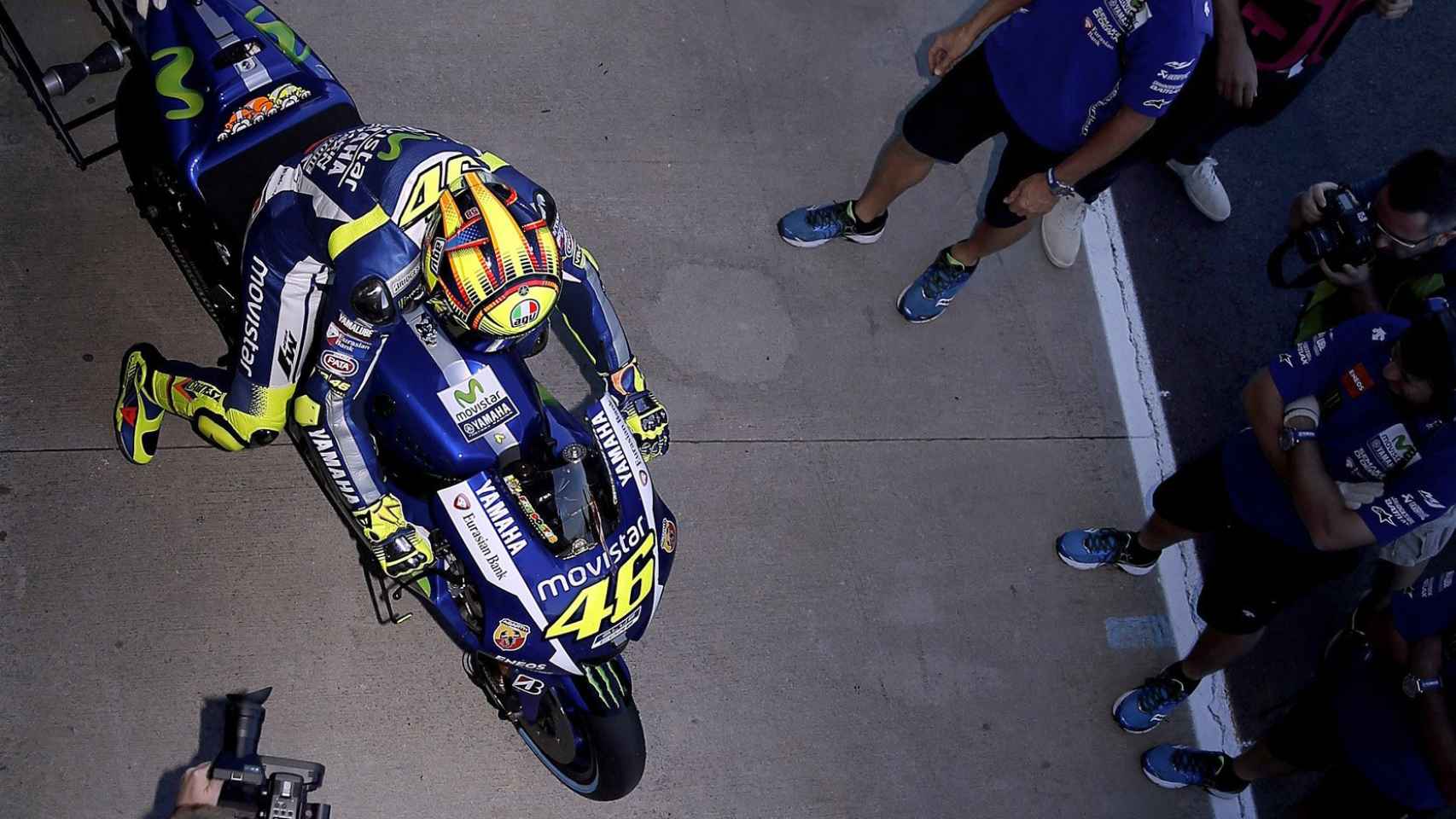 Rossi, asediado en el box del equipo Yamaha.