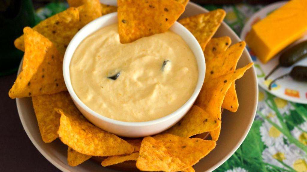 Una salsa de queso habitual para unos nachos.