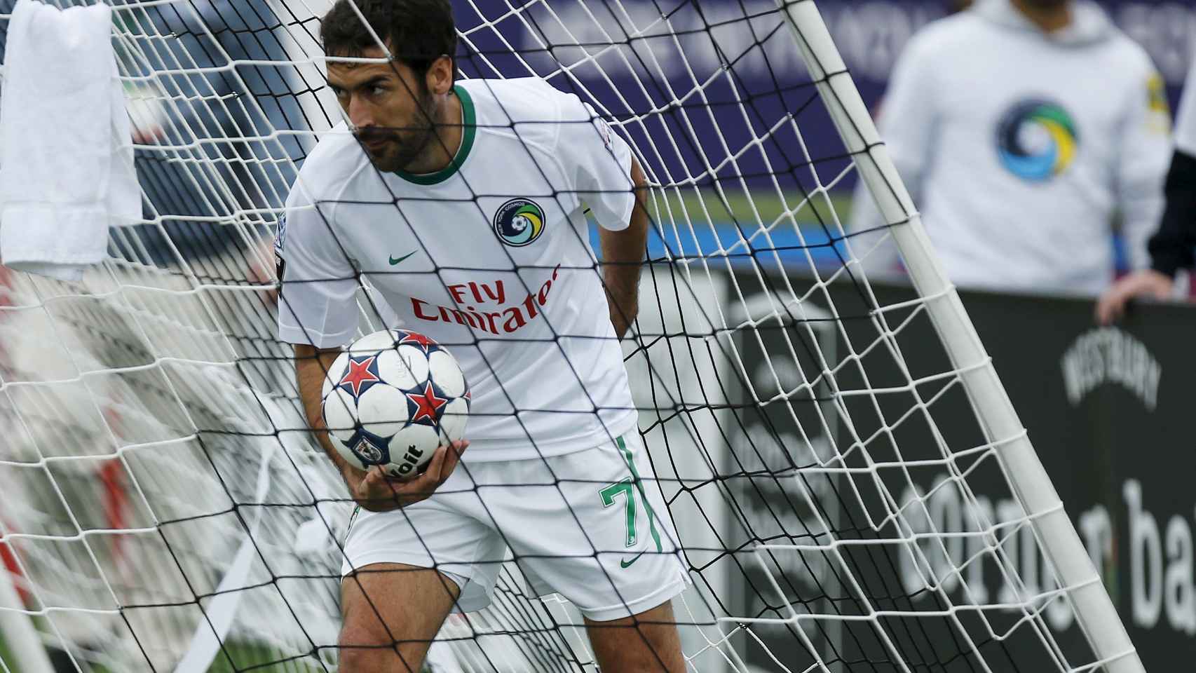 Raúl recoge el balón de las redes tras marcar el Cosmos el gol del empate.