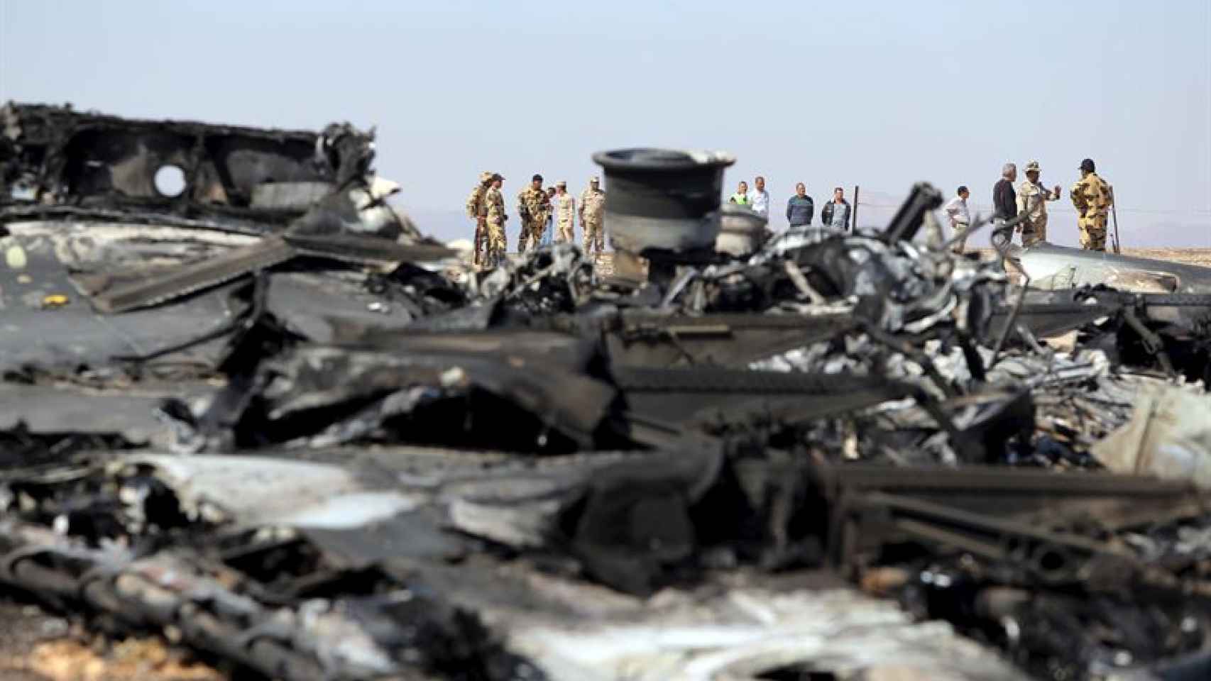 Restos del avión siniestrado en el desierto del Sinai.