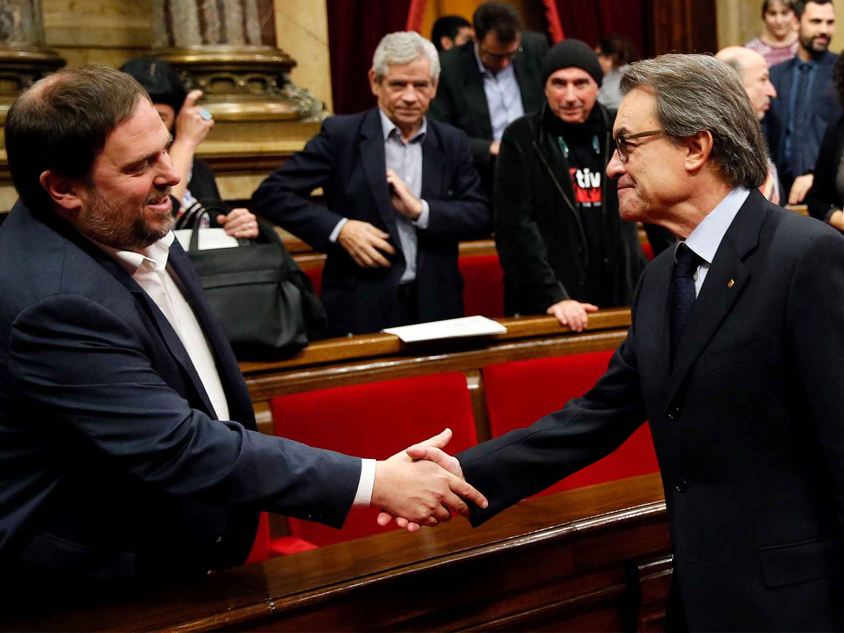 Saludo entre  Oriol Junqueras, a la izquierda, y  Artur Mas.