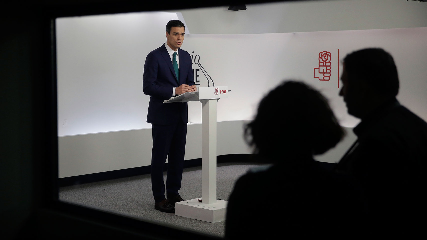 El secretario general del PSOE, Pedro Sánchez, realiza una declaración institucional.