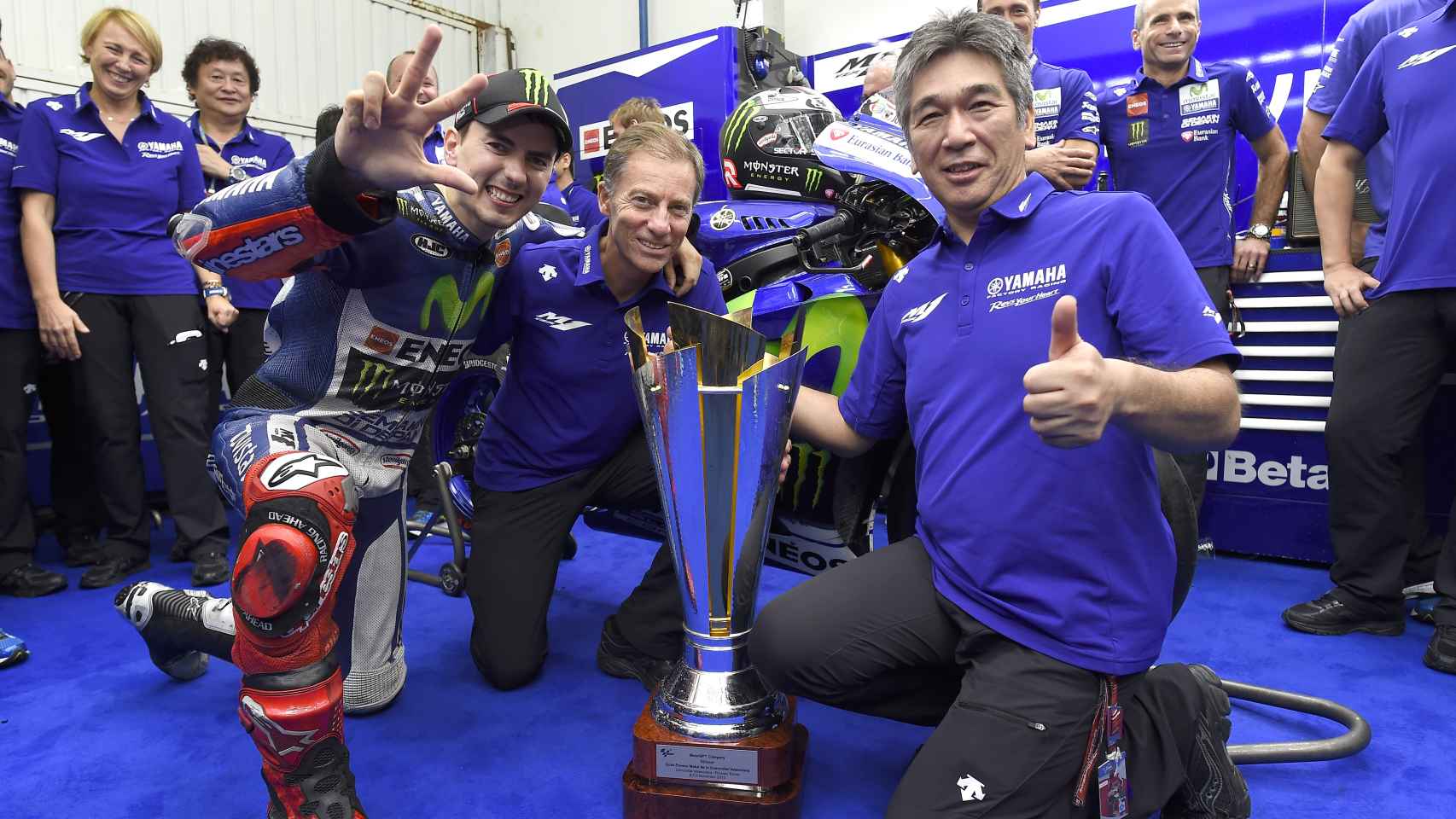 Jorge Lorenzo, junto a Lin Jarvis y Kouichi Tsuji, en el box de Yamaha en Cheste.