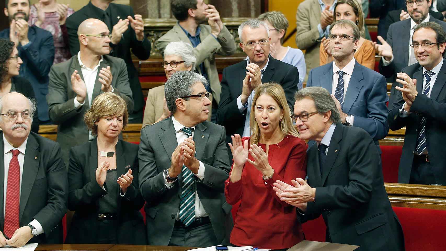Artur Mas aplaude junto a miembros de su partido y diputados de Junts pel Si.