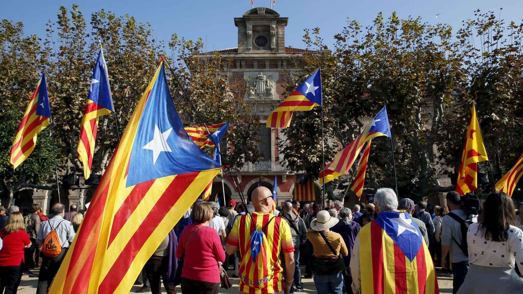 Partidarios de la independencia, a las puertas del Parlament de Cataluña el pasado noviembre