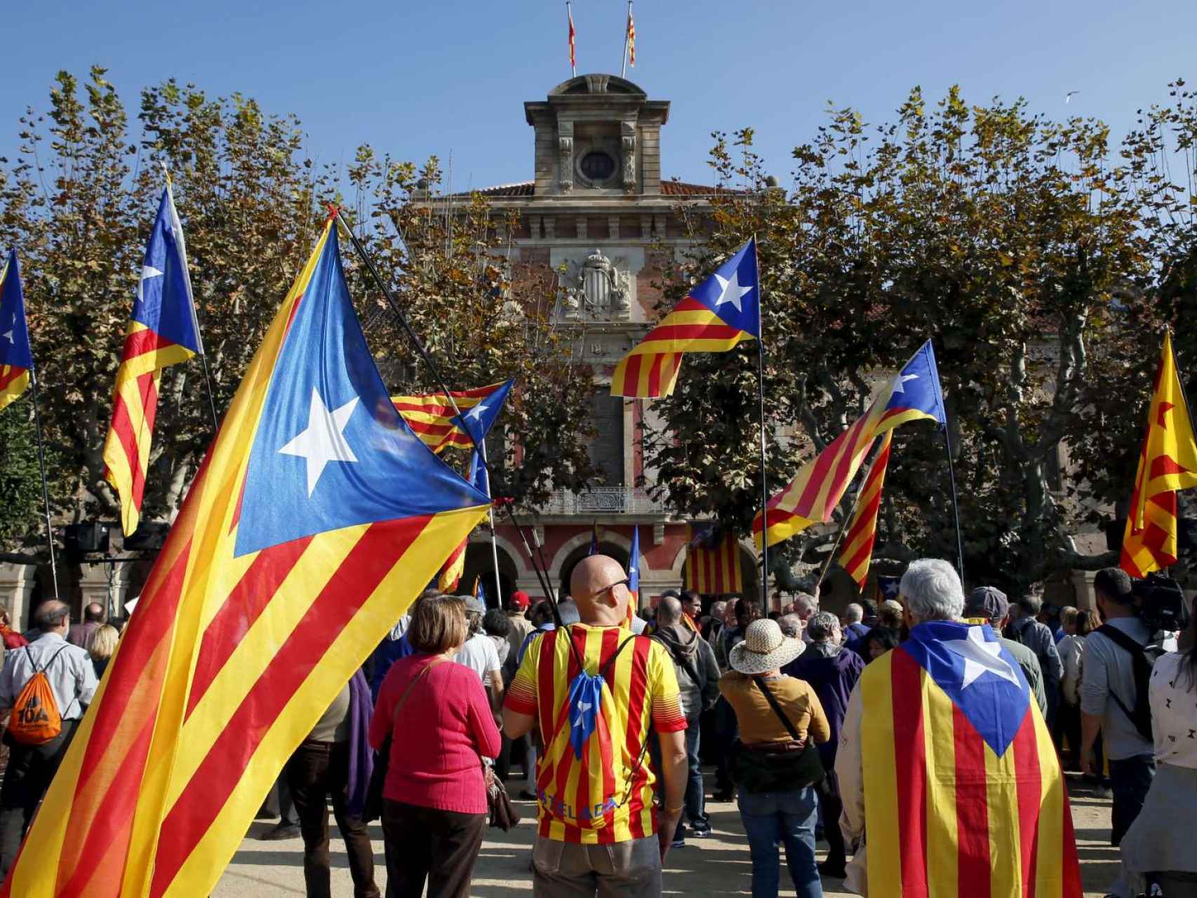 Partidarios de la independencia a las puertas del Parlament de Cataluña