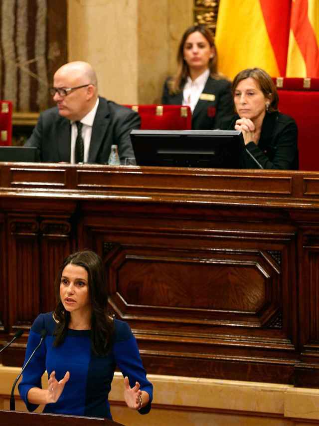 La jefa de la oposición, Inés Arrimadas, y la presidenta del Parlament, Carme Forcadell.