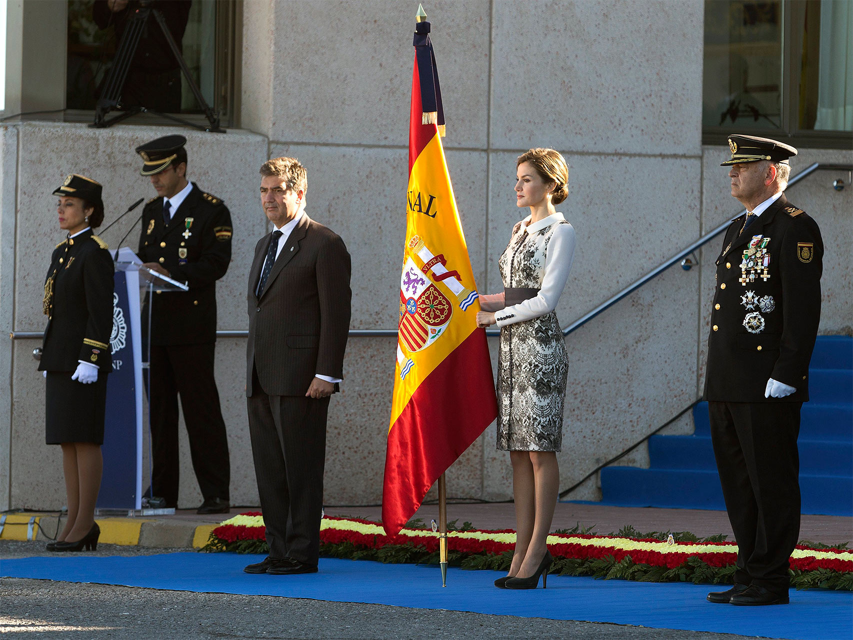 La reina Letizia, durante la entrega de la bandera a la Policía Nacional en Ávila.