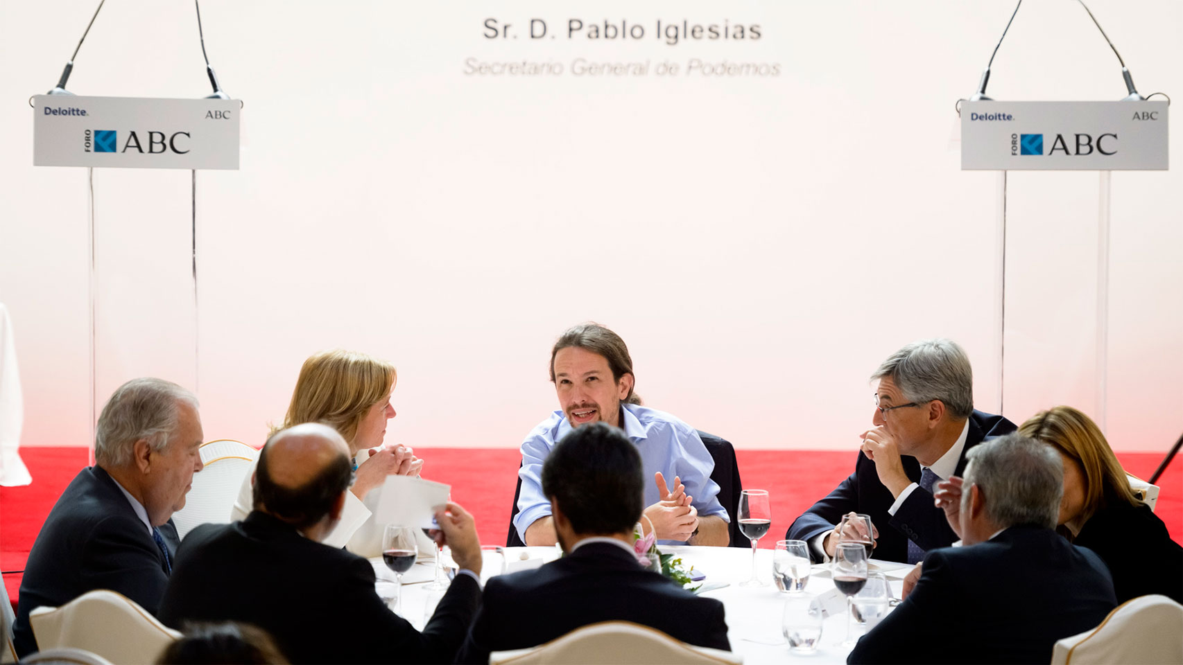 Pablo Iglesias, en la mesa presidencial del Foro ABC