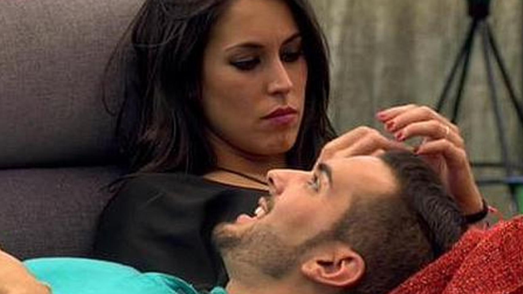 Raquel y Suso en el sofá de 'Gran Hermano 16'