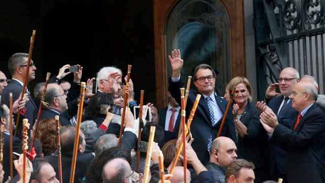 Alcaldes catalanes arropan a Artur Mas en su declaración como imputado ante el TSJC
