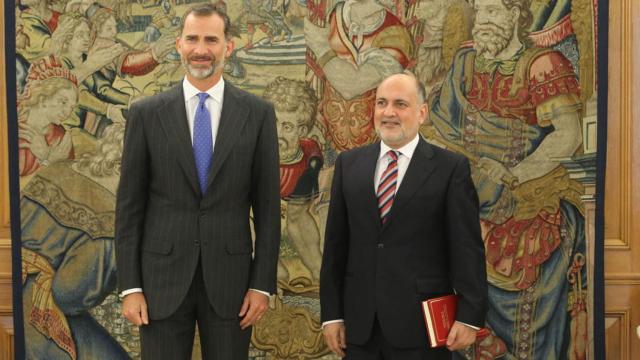 El presidente del TC, Pérez de los Cobos, junto al Rey en un acto