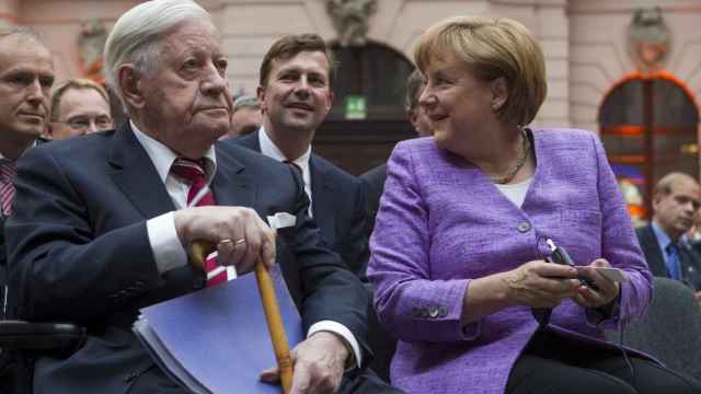 Helmut Schmidt en un acto con Angela Merkel en 2012.