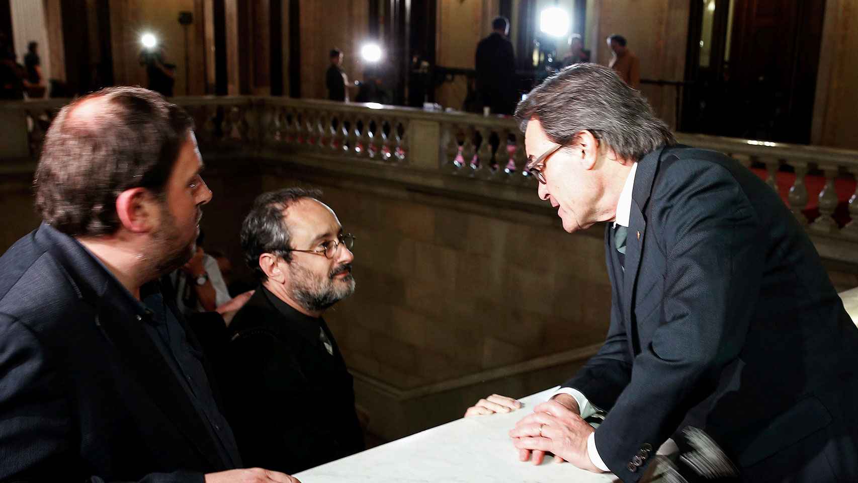 Antonio Baños y Oriol Junqueras escuchan a Artur Mas en las escaleras del Parlament