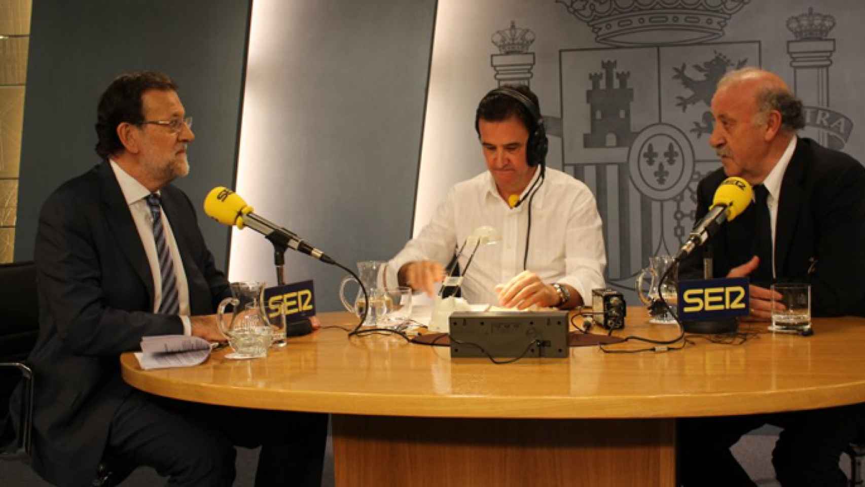 Mariano Rajoy junto a José Ramón de la Morena y Vicente del Bosque en 'El larguero' (Cadena SER)