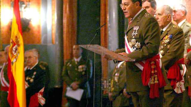 El teniente general José Mena pronuncia su discurso en la Pascua militar de 2006.