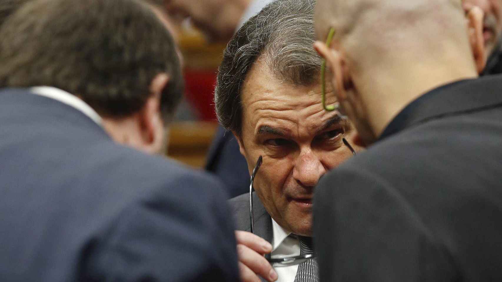 Artur Mas habla con Oriol Junqueras y Raül Romeva tras exponer en el Parlament sus ofertas a la CUP.