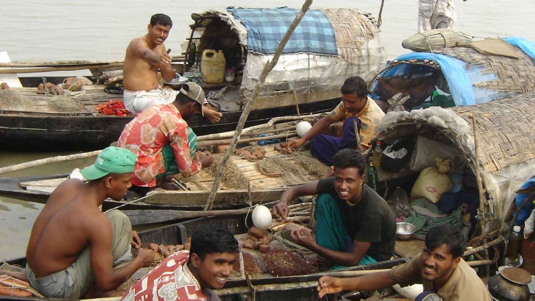 Pescadores en la costa de Bangladesh