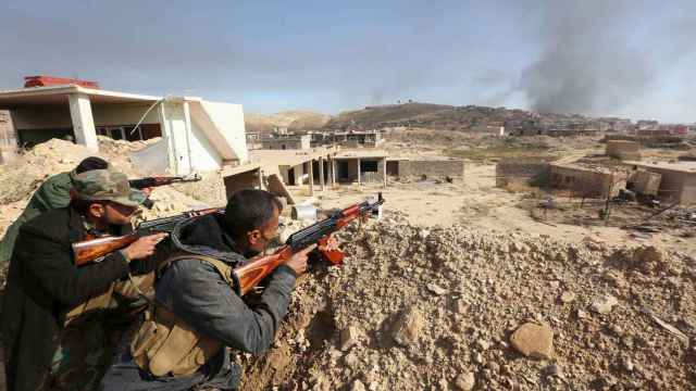Fuerzas kurdas atacan el pueblo iraquÍ de Sinyar tomado por el Estado Islámico.