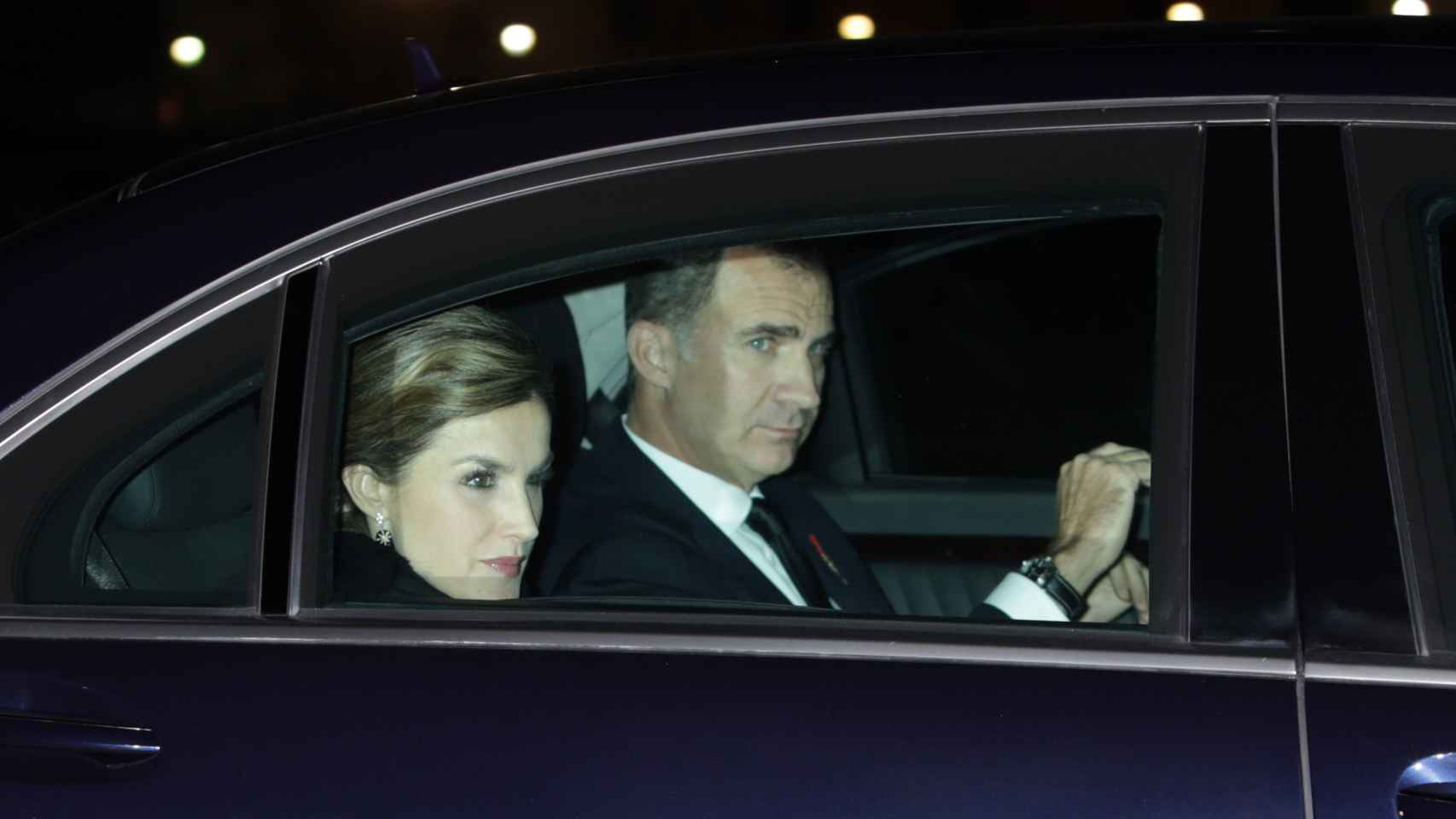 Los reyes llegan en coche oficial al funeral del infante Don Carlos