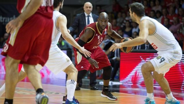 Louis Campbell, ante dos jugadores del Real Madrid.