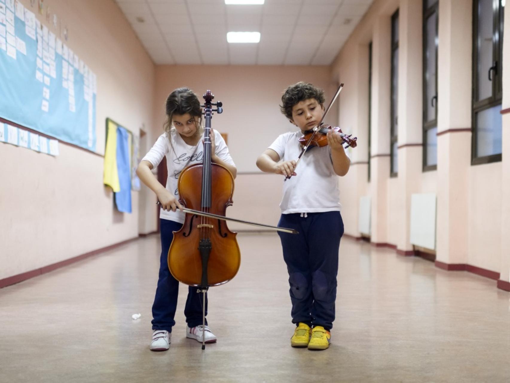 Dos niños de la escuela DaLaNota, en acción.