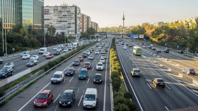 Vista de la siempre concurrida M-30 durante la mañana del viernes