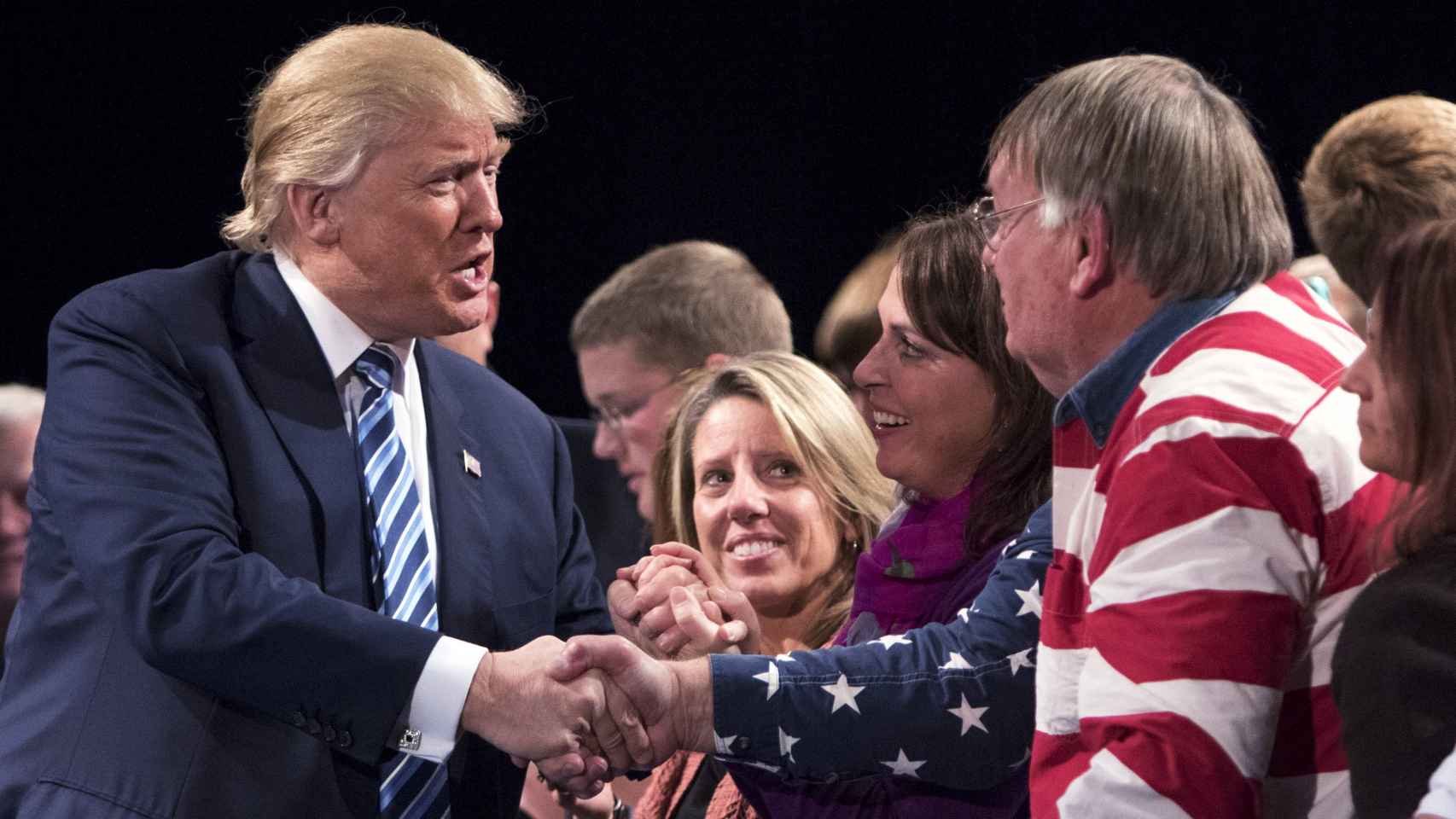 El republicano Donald Trump saluda a sus seguidores en Iowa.