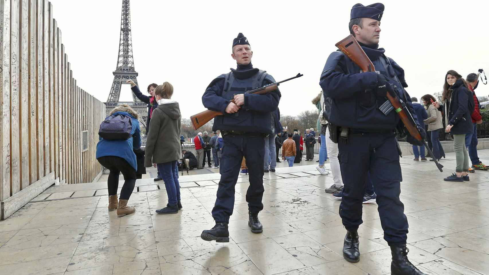 París, en la mañana de este sábado, tomada por las fuerzas de seguridad.