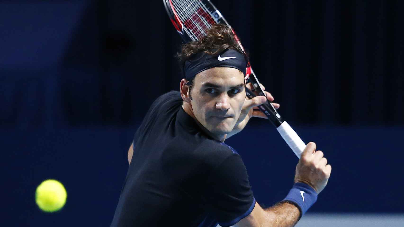 Roger Federer devuelve una pelota a Rafa Nadal durante la final de Basilea.