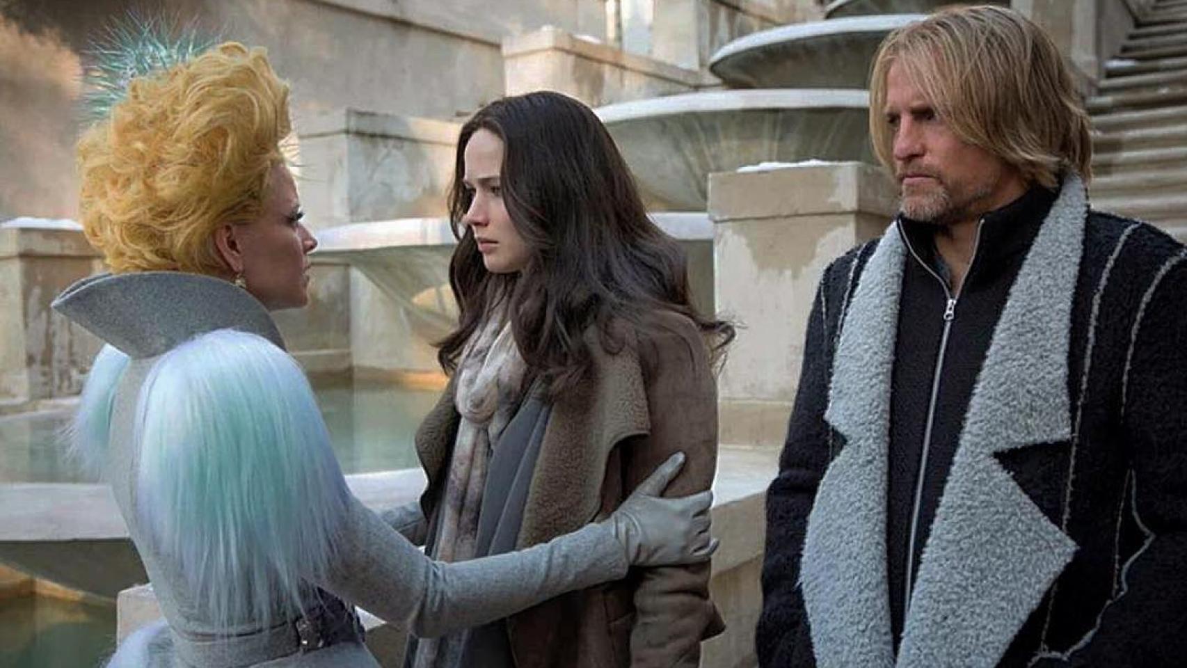 Jennifer Lawrence y Woody Harrelson con abrigo de Etxberria
