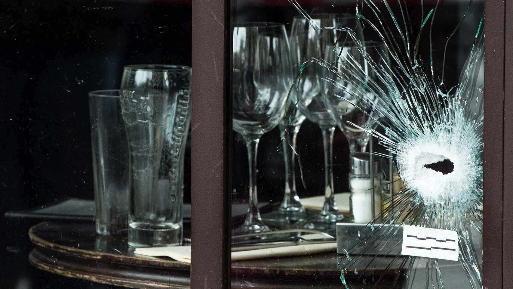 Un tiro en la vidriera del Café Bonne Biere