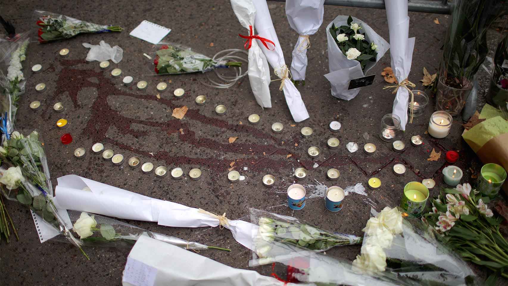 Velas, flores y restos de sangre a las puertas del Bataclan.