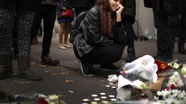 Una joven llora desconsolada a las puertas del Bataclan.