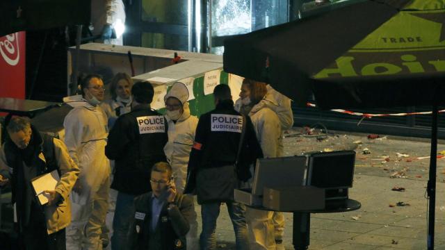 Investigadores en un bar cercano a St. Dennis.