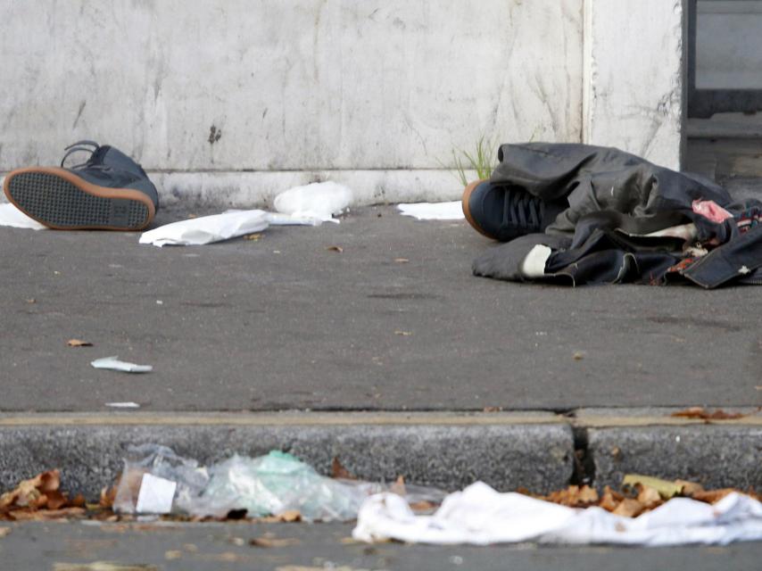 Ropas y vendajes junto a la sala Bataclan en París.