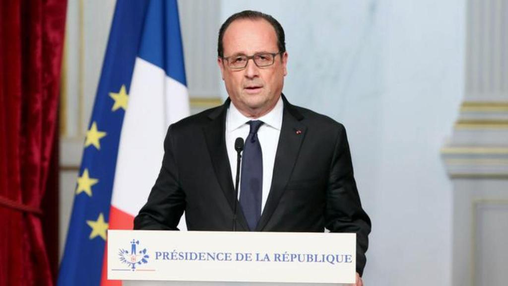 François Hollande durante su primera comparecencia ante los medios tras los atentados de París