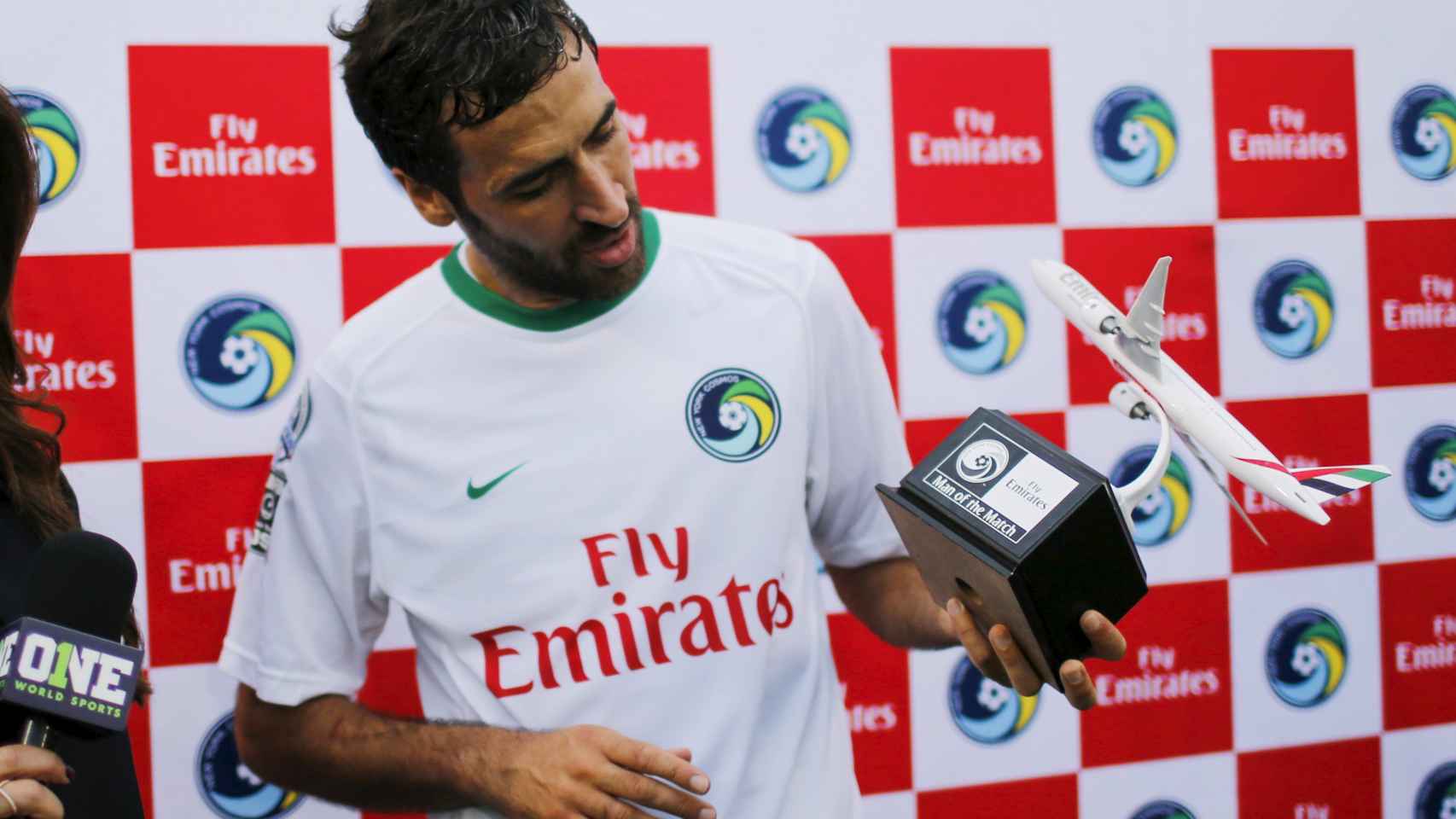 Raúl con el trofeo al mejor jugador en las semifinales contra Ft. Lauderdale Strikers.